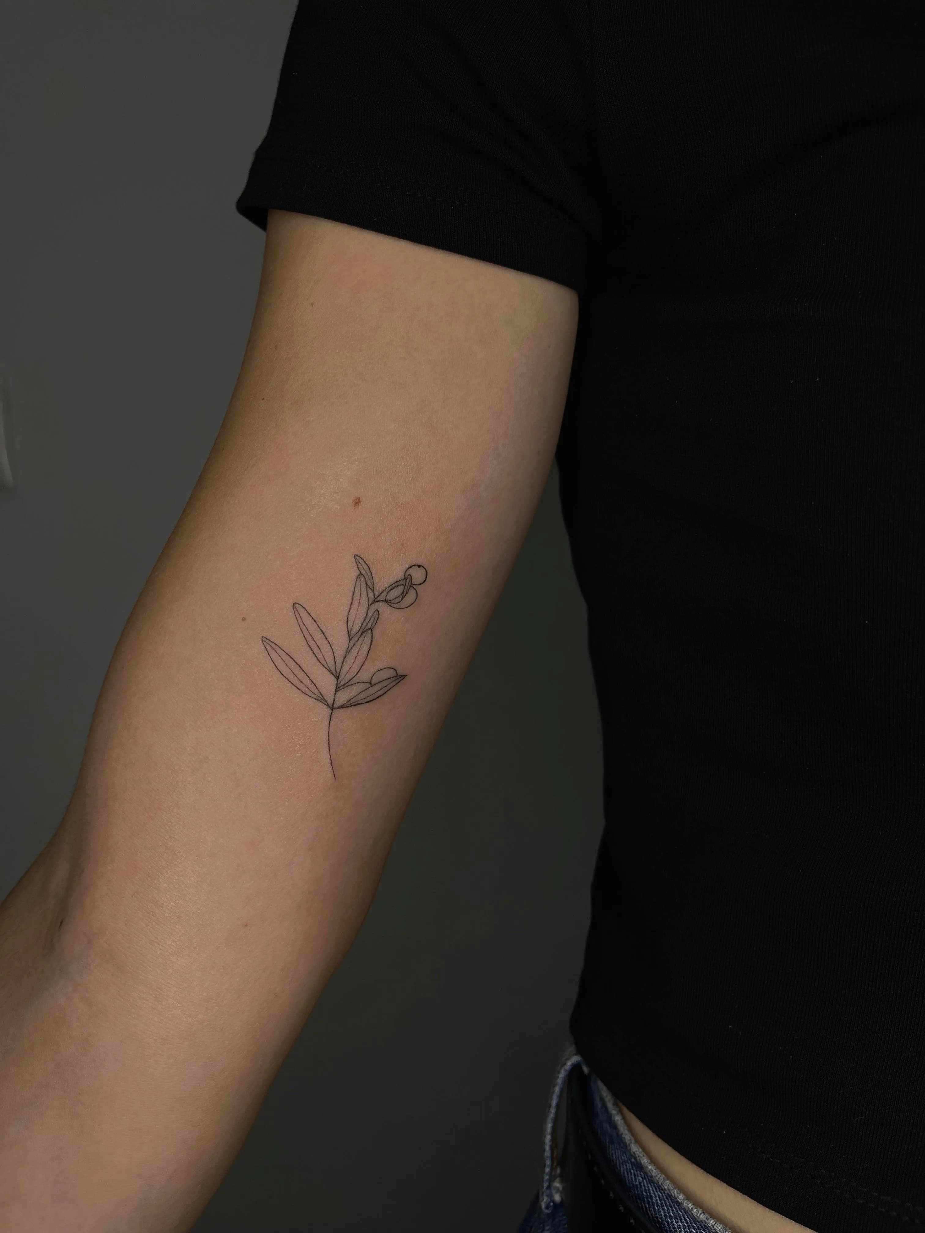 Tatuaje línea fina floral delicado